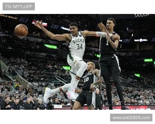 字母哥荣膺周最佳赛季前三战场均36分16板7助投篮命中率高达683